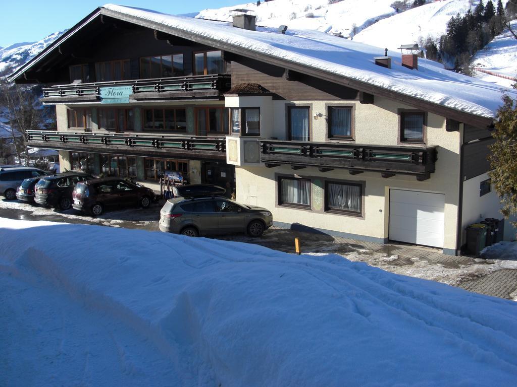 Hotel-Pension Flora Saalbach Exterior foto
